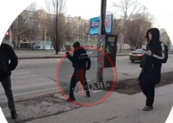 На улице Советской Армии засняли неадекватного мужчину На улице Советской Армии засняли неадекватного мужчину