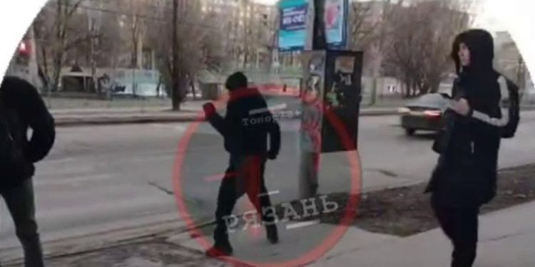 На улице Советской Армии засняли неадекватного мужчину На улице Советской Армии засняли неадекватного мужчину