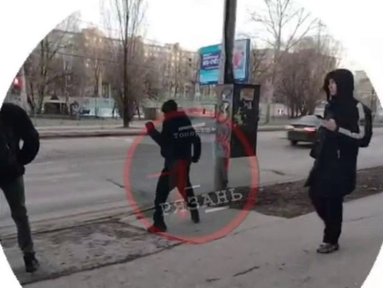 На улице Советской Армии засняли неадекватного мужчину