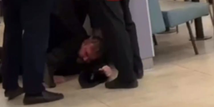 В рязанском ТРЦ «Виктория Плаза» охранники «скрутили» мужчину