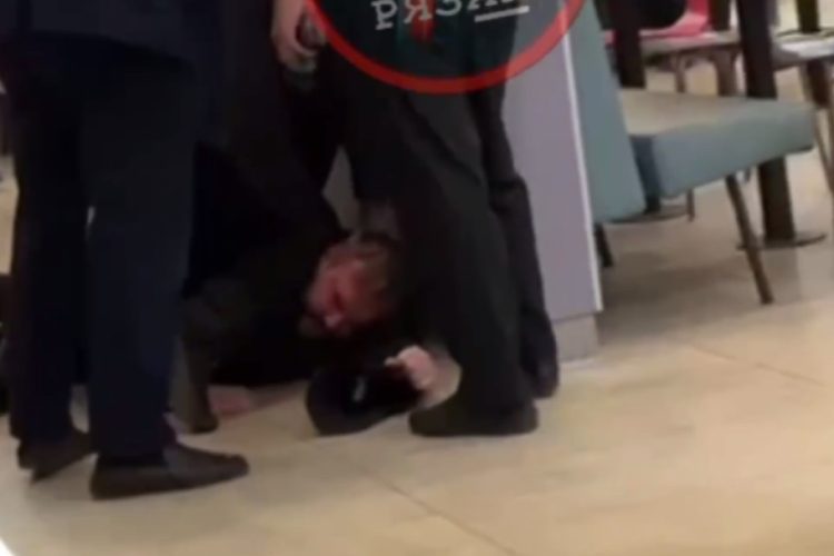 В рязанском ТРЦ "Виктория Плаза" охранники "скрутили" мужчину