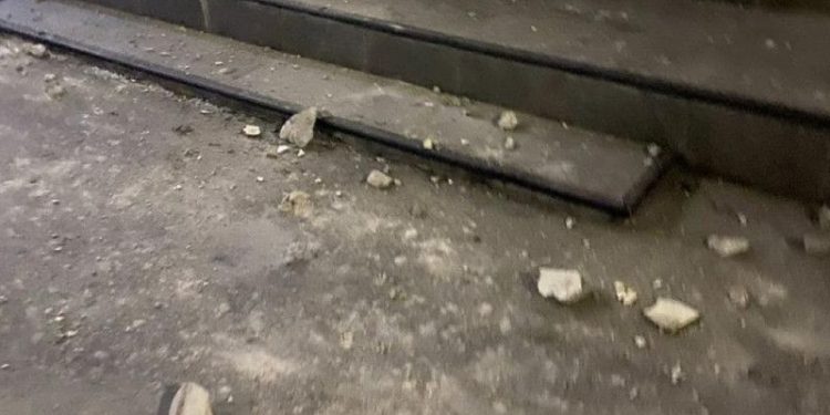 В центре Рязани часть аварийного дома обрушилась на пешеходную зону В центре Рязани часть аварийного дома обрушилась на пешеходную зону