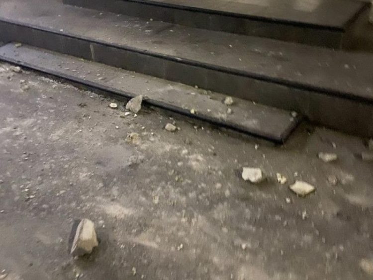 В центре Рязани часть аварийного дома обрушилась на пешеходную зону