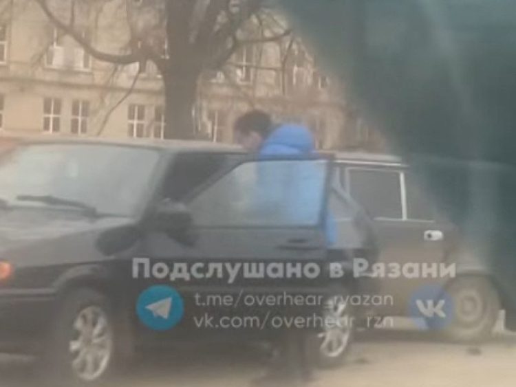 На улице Халтурина столкнулись две легковушки