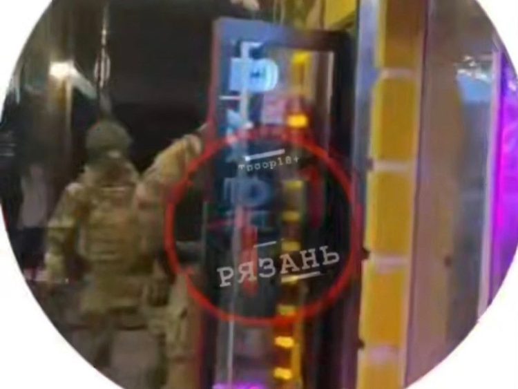 В ночь на 8 декабря на улице Почтовой засняли ОМОН