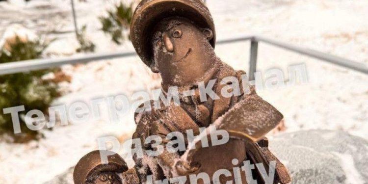 На улице Васильевской установили еще одну мини-скульптуру грибов с глазами На улице Васильевской установили еще одну мини-скульптуру грибов с глазами