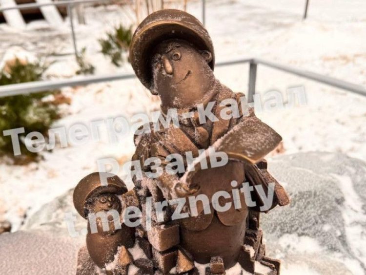 На улице Васильевской установили еще одну мини-скульптуру грибов с глазами