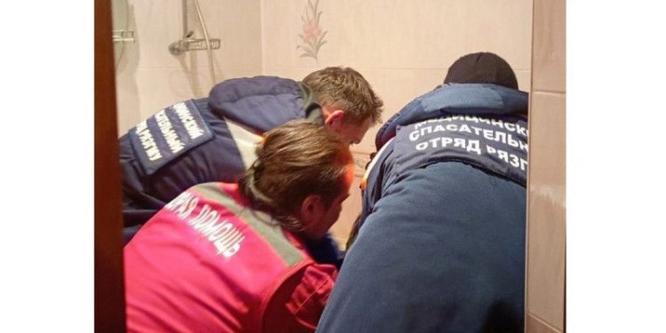 Рязанские волонтеры спасли женщину, которую парализовало в ванной