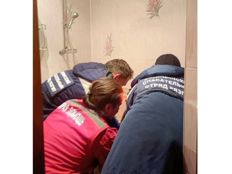 Рязанские волонтеры спасли женщину, которую парализовало в ванной