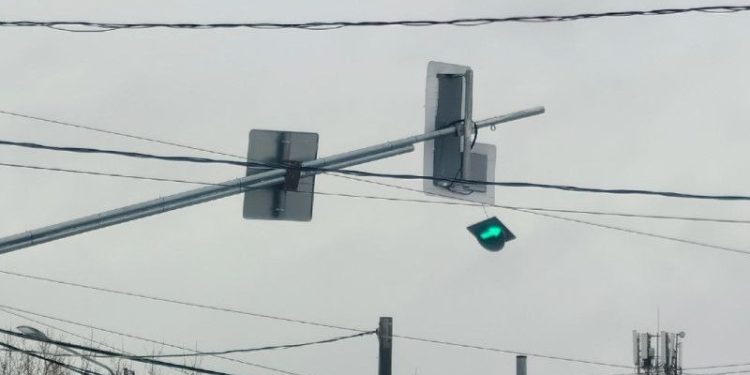 Рязанские водители сообщили о сломанном светофоре в Приокском