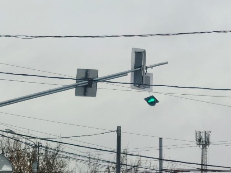 Рязанские водители сообщили о сломанном светофоре в Приокском