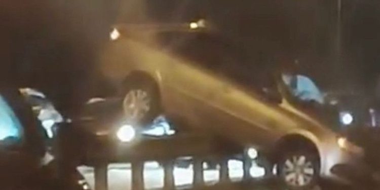 В Рыбновском районе легковушка повисла на отбойнике