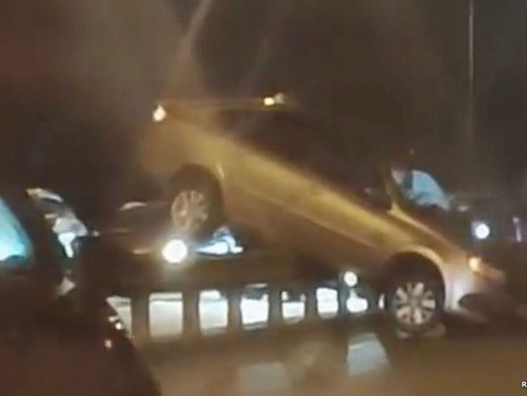 В Рыбновском районе легковушка повисла на отбойнике