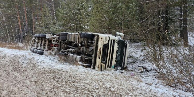 В Касимовском районе грузовик улетел в кювет