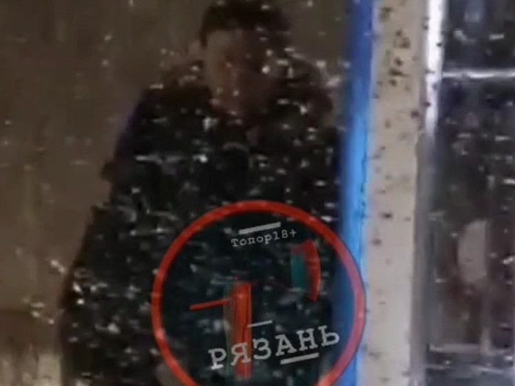 В Рязани неизвестный прилюдно справил нужду на остановке