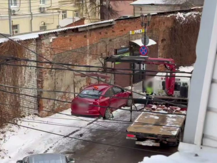 Около рязанского ТРЦ "Малина" эвакуировали автомобили 18 декабря