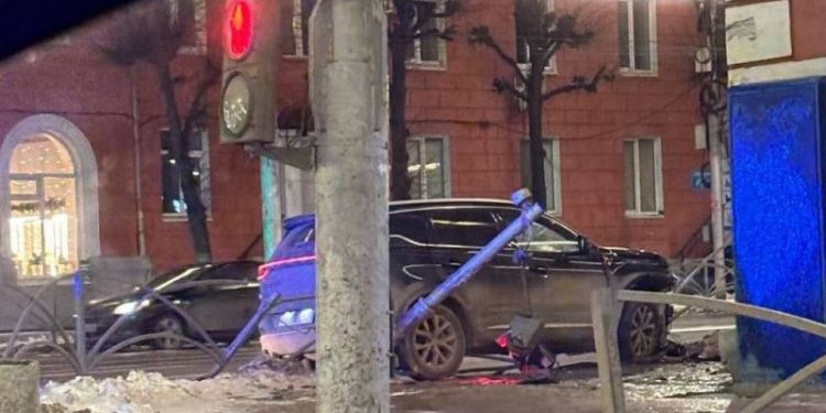 На Первомайском проспекте внедорожник снес ограждение