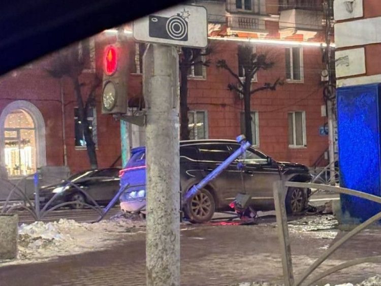 На Первомайском проспекте внедорожник снес ограждение