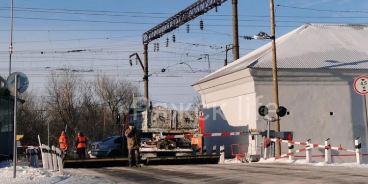 В рязанском Ряжске на железнодорожном переезде столкнулись грузовик и легковушка