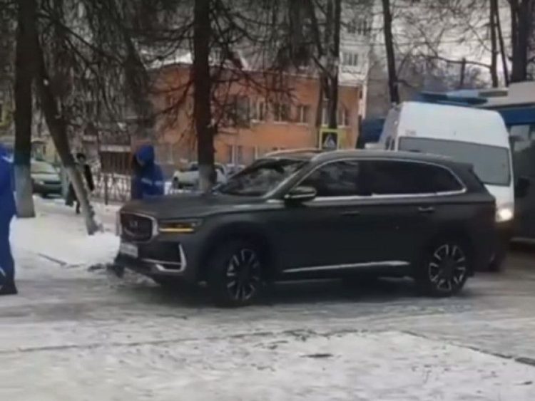 ГАИ проверит информацию об автомобиле, перегородившем дорогу скорой помощи в Рязани