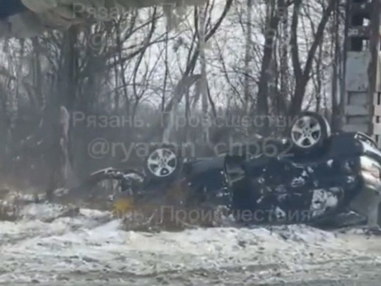 На выезде из Ряжского шоссе легковушка врезалась в опору теплотрассы