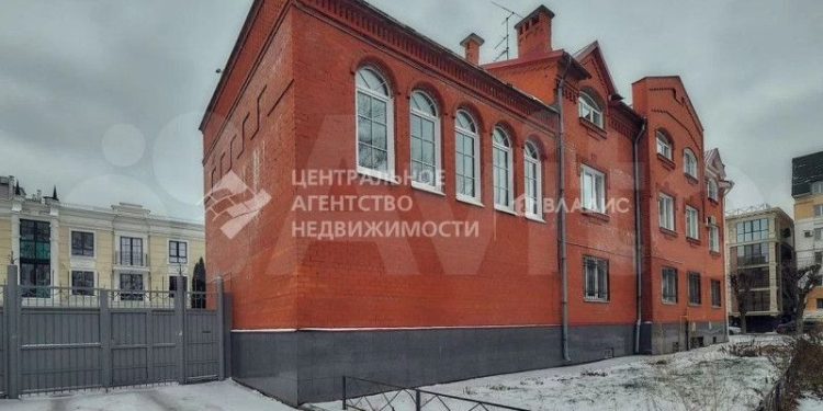В центре Рязани продают трехэтажный дом за 105 миллионов рублей