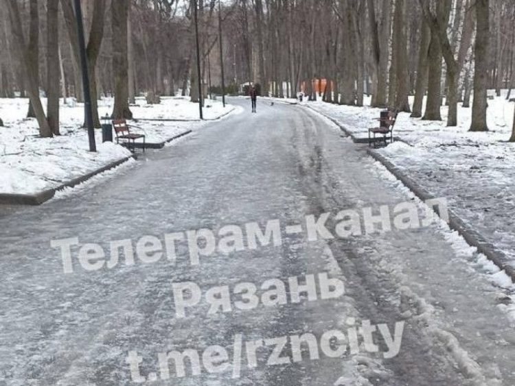 Горожане продолжают жаловаться на скользкие тротуары в Рязани