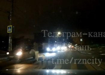 На Окском проезде пешеход пнул автомобиль, водитель которого не пропустил его На Окском проезде пешеход пнул автомобиль, водитель которого не пропустил его