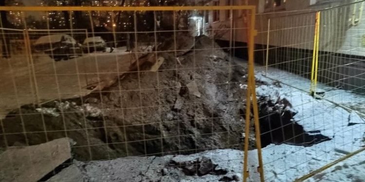 В Рязани на улице Школьной прорвало трубу