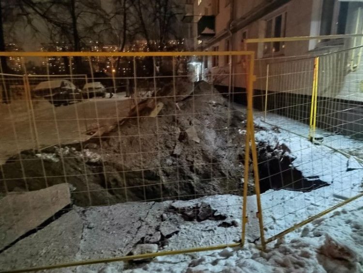 В Рязани на улице Школьной прорвало трубу