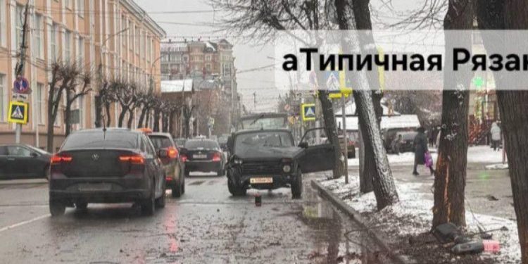 В центре Рязани водитель на «Niva» врезался в дерево
