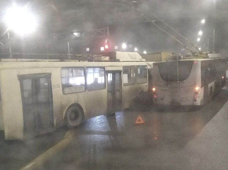 В Рязани на улице Шабулина столкнулись два троллейбуса