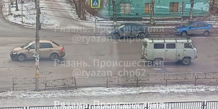 На улице Островского столкнулись «буханка» и легковушка