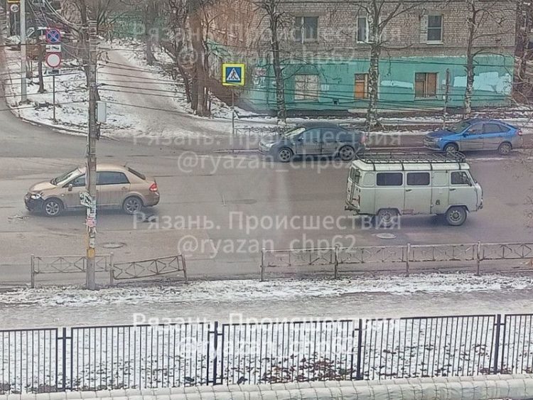 На улице Островского столкнулись "буханка" и легковушка