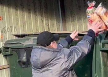 Работники рязанской «Пятерочки» выбросили в урну корзину с хлебом