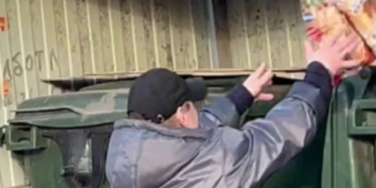 Работники рязанской "Пятерочки" выбросили в урну корзину с хлебом Работники рязанской «Пятерочки» выбросили в урну корзину с хлебом