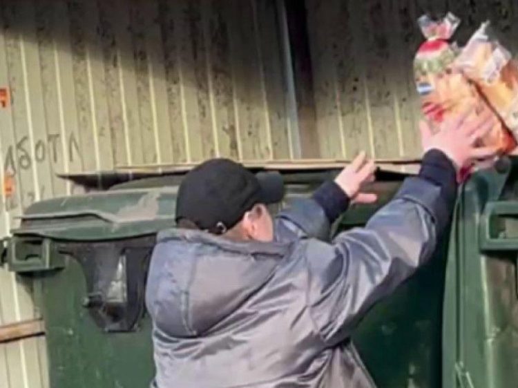 Работники рязанской "Пятерочки" выбросили в урну корзину с хлебом