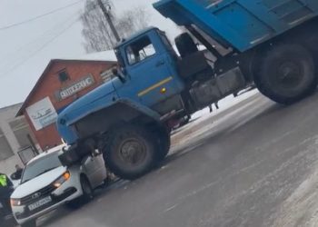 В рязанском Касимове столкнулись легковушка и самосвал
