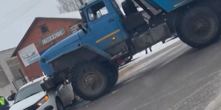 В рязанском Касимове столкнулись легковушка и самосвал