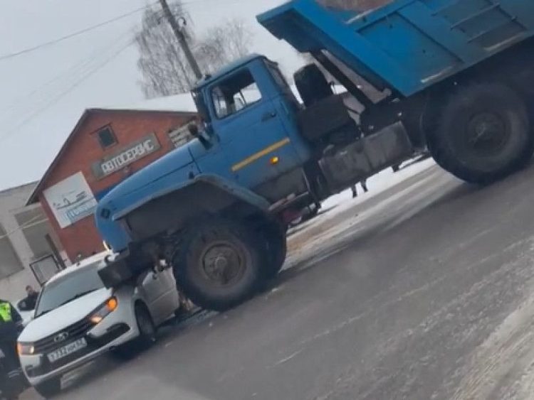 В рязанском Касимове столкнулись легковушка и самосвал