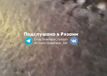 В рязанском Приокском женщина с двумя детьми упала на скользком тротуаре