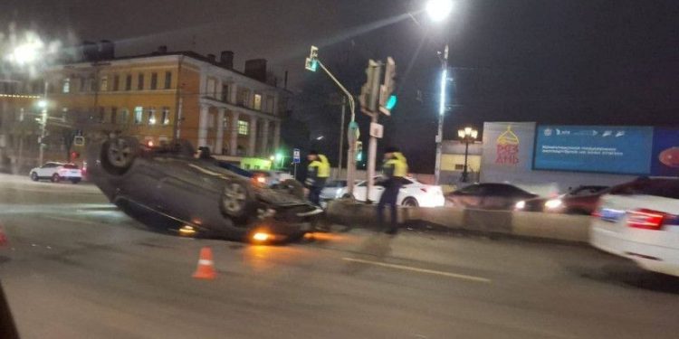 В центре Рязани перевернулась легковушка