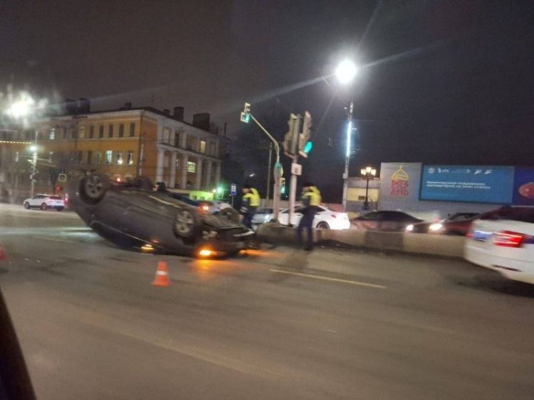 В центре Рязани перевернулась легковушка