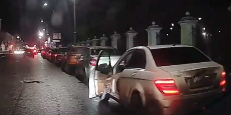 Возле рязанской мэрии девушка водитель на Mercedes протаранила «семерку»