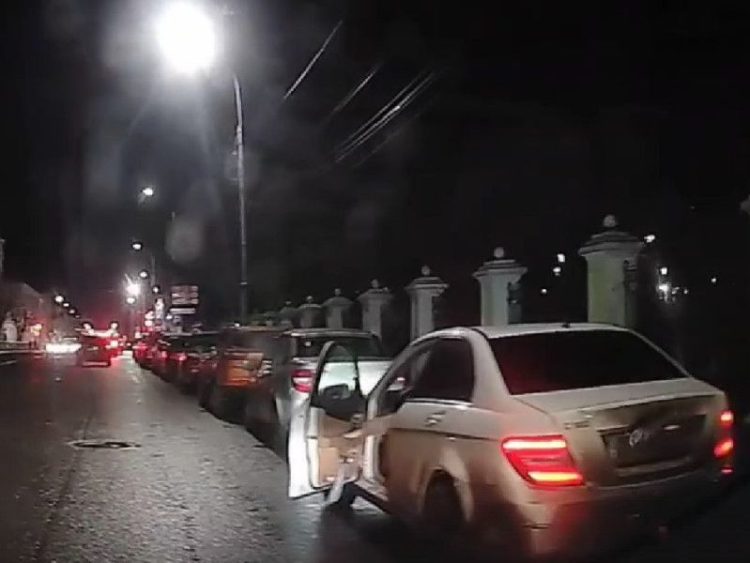 Возле рязанской мэрии девушка водитель на Mercedes протаранила "семерку"