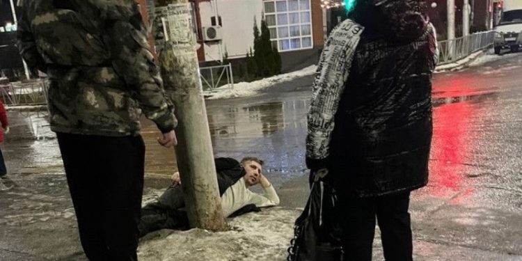 Рязанец прилег в лужу на остановке в Канищеве