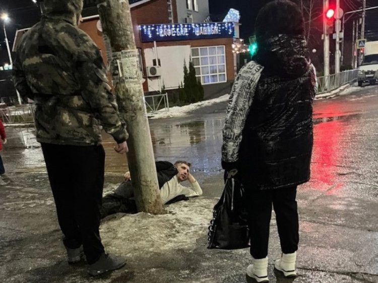 Рязанец прилег в лужу на остановке в Канищеве