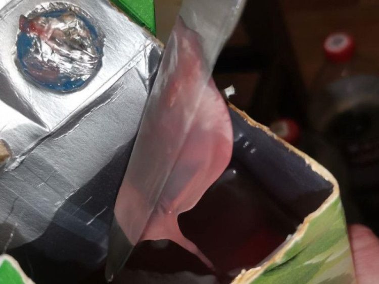 Горожане пожаловалась на плесень в упаковку с соком, купленном в рязанском магазине