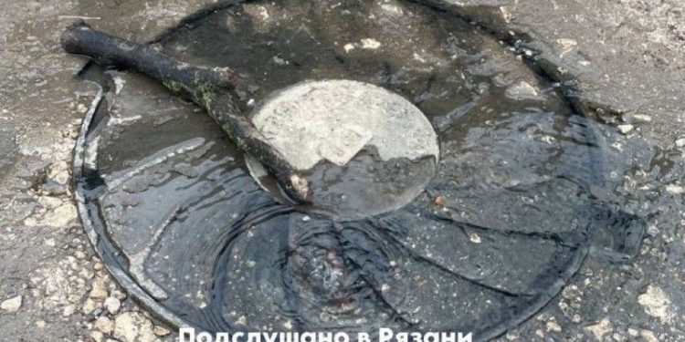 Рязанскую улицу 1-й Осенний переулок затопило канализационными отходами