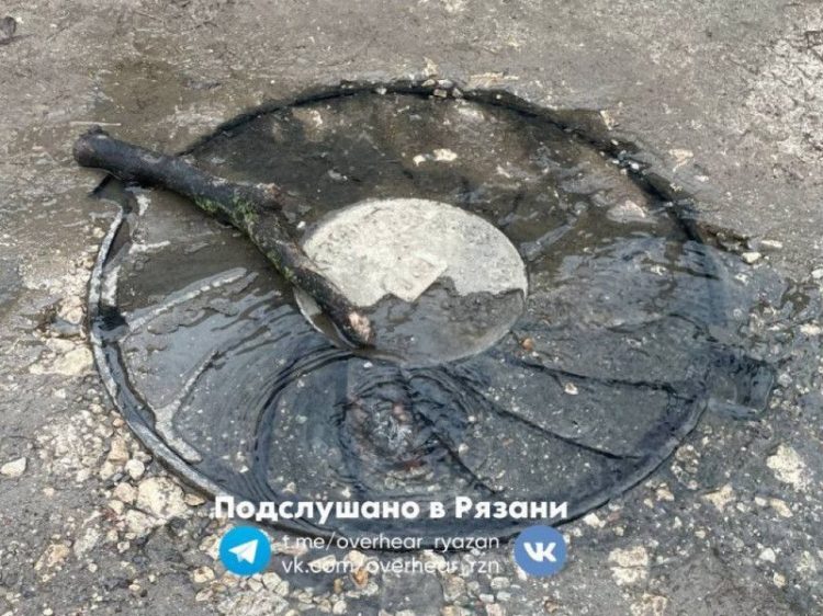 Рязанскую улицу 1-й Осенний переулок затопило канализационными отходами